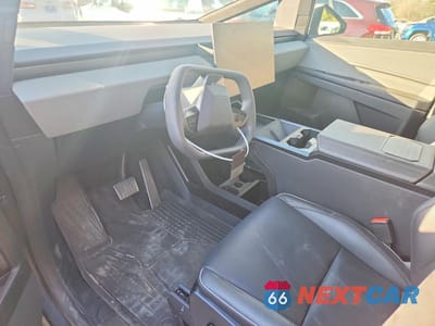 Zdjęcie 8 z 11 samochodu: 2024 TESLA CYBERTRUCK VIN:7G2CEHED1RA023000 - miniatura