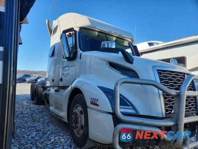2023 VOLVO VNL SEMI TRUCK 4V4NC9EH2PN339585 - główne zdjęcie licytacji z USA - miniatura