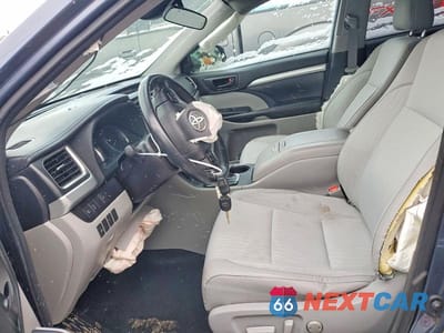 Zdjęcie 7 z 12 samochodu: 2018 TOYOTA HIGHLANDER LE VIN:5TDBZRFH6JS865697 - miniatura