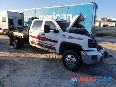 Czwarte zdjęcie samochodu z boku: 2017 GMC SIERRA FLATBED TRUCK VIN:1GD41VCG1HF219414 - miniatura