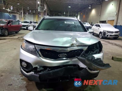 Piąte zdjęcie samochodu w środku: 2011 KIA SORENTO BASE VIN:5XYKTDA15BG008932 - miniatura