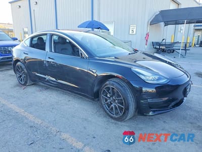Czwarte zdjęcie samochodu z boku: 2018 TESLA MODEL 3 VIN:5YJ3E1EA7JF016088 - miniatura