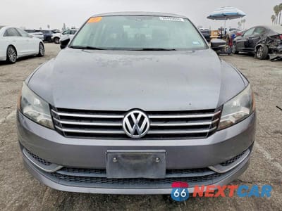 Piąte zdjęcie samochodu w środku: 2015 VOLKSWAGEN PASSAT S VIN:1VWAT7A34FC002691 - miniatura