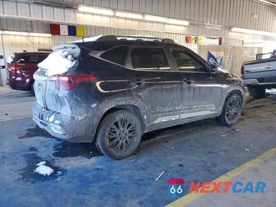 Trzecie zdjęcie samochodu z tyłu: 2022 KIA SELTOS NIGHTFALL VIN:KNDEUCA27N7259336 - miniatura