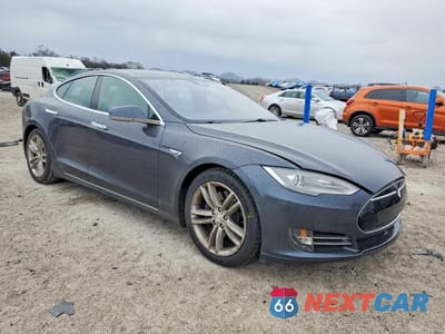 Czwarte zdjęcie samochodu z boku: 2016 TESLA MODEL S VIN:5YJSA1E25GF123844 - miniatura