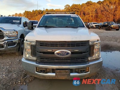 Piąte zdjęcie samochodu w środku: 2018 FORD F350 SUPER DUTY UTILITY / SERVICE TRUCK VIN:1FDRF3GT2JEB85434 - miniatura