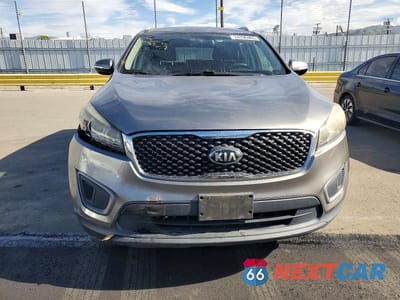 Piąte zdjęcie samochodu w środku: 2016 KIA SORENTO LX VIN:5XYPG4A3XGG118149 - miniatura