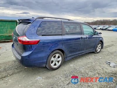 Trzecie zdjęcie samochodu z tyłu: 2018 TOYOTA SIENNA LE VIN:5TDKZ3DC0JS945758 - miniatura