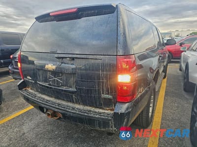 Czwarte zdjęcie samochodu z boku: 2010 CHEVROLET SUBURBAN K1500 LS VIN:1GNUKHE31AR225576 - miniatura