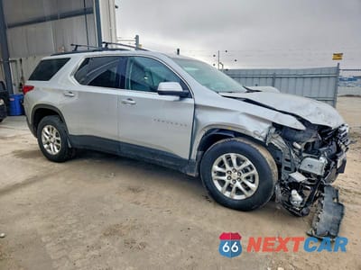 Czwarte zdjęcie samochodu z boku: 2021 CHEVROLET TRAVERSE LT VIN:1GNEVHKW0MJ253477 - miniatura
