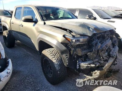 Czwarte zdjęcie samochodu z boku: 2025 TOYOTA TACOMA DOUBLE CAB VIN:3TMLB5JN7SM192029 - miniatura