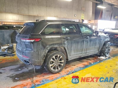 Trzecie zdjęcie samochodu z tyłu: 2024 JEEP GRAND CHEROKEE OVERLAND 4XE VIN:1C4RJYD68RC106063 - miniatura