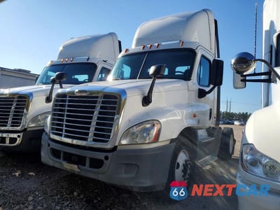 Drugie zdjęcie samochodu z przodu: 2015 FREIGHTLINER CASCADIA SEMI TRUCK VIN:1FUBGEDV6FLGH4742 - miniatura