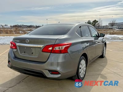 Czwarte zdjęcie samochodu z boku: 2017 NISSAN SENTRA S VIN:3N1AB7AP1HY243419 - miniatura