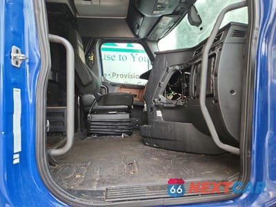 Piąte zdjęcie samochodu w środku: 2019 FREIGHTLINER CASCADIA 126 SEMI TRUCK VIN:3AKJHHDR4KSKD8206 - miniatura