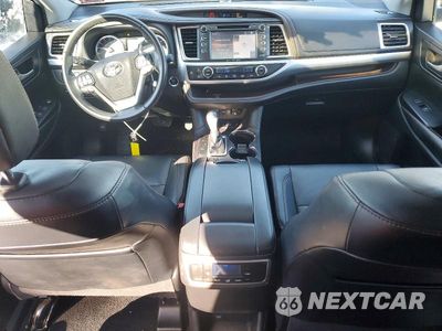 Zdjęcie 8 z 12 samochodu: 2019 TOYOTA HIGHLANDER SE VIN:5TDJZRFH1KS588163 - miniatura