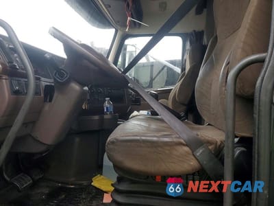 Piąte zdjęcie samochodu w środku: 2015 VOLVO VNL SEMI TRUCK VIN:4V4NC9EH7FN139008 - miniatura
