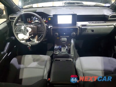 Zdjęcie 8 z 12 samochodu: 2025 TOYOTA TACOMA SR5 VIN:3TMLB5JN7SM159015 - miniatura