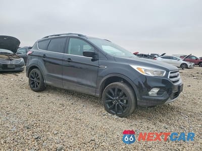 Czwarte zdjęcie samochodu z boku: 2018 FORD ESCAPE SE VIN:1FMCU0GD2JUD57843 - miniatura