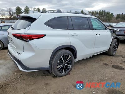 Trzecie zdjęcie samochodu z tyłu: 2022 TOYOTA HIGHLANDER XSE VIN:5TDLZRBH0NS239921 - miniatura