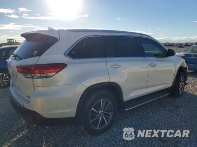Trzecie zdjęcie samochodu z tyłu: 2019 TOYOTA HIGHLANDER SE VIN:5TDKZRFH3KS566752 - miniatura