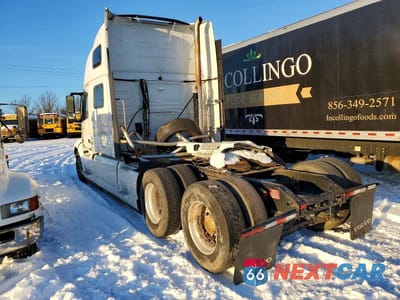 Trzecie zdjęcie samochodu z tyłu: 2022 VOLVO VNL SEMI TRUCK VIN:4V4NC9EH0NN306176 - miniatura