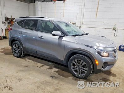 Czwarte zdjęcie samochodu z boku: 2023 KIA SELTOS S VIN:KNDEUCAA8P7391595 - miniatura
