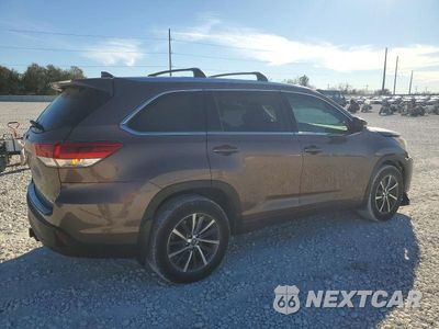 Trzecie zdjęcie samochodu z tyłu: 2018 TOYOTA HIGHLANDER SE VIN:5TDKZRFH8JS244185 - miniatura