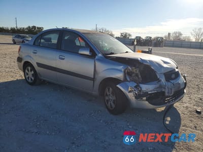 Czwarte zdjęcie samochodu z boku: 2006 KIA RIO BASE VIN:KNADE123766157124 - miniatura