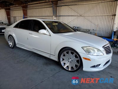 Czwarte zdjęcie samochodu z boku: 2008 MERCEDES-BENZ S 550 VIN:WDDNG71X78A199937 - miniatura