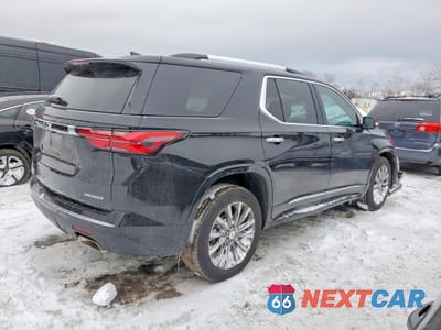 Trzecie zdjęcie samochodu z tyłu: 2022 CHEVROLET TRAVERSE PREMIER VIN:1GNEVKKW4NJ189619 - miniatura