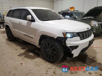 Czwarte zdjęcie samochodu z boku: 2018 JEEP GRAND CHEROKEE LAREDO VIN:1C4RJFAG7JC103709 - miniatura