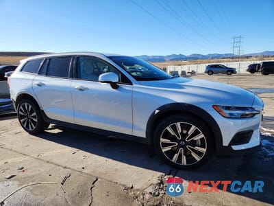 Czwarte zdjęcie samochodu z boku: 2022 VOLVO V60 CROSS COUNTRY T5 MOMENTUM VIN:YV4102WK0N1085722 - miniatura