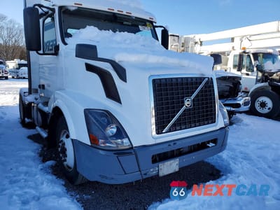 Zdjęcie 9 z 10 samochodu: 2018 VOLVO VNL SEMI TRUCK VIN:4V4N39TG3JN892487 - miniatura