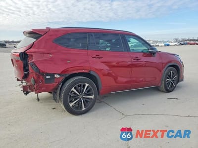 Trzecie zdjęcie samochodu z tyłu: 2021 TOYOTA HIGHLANDER XSE VIN:5TDLZRBH9MS075874 - miniatura