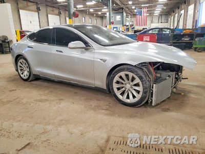 Czwarte zdjęcie samochodu z boku: 2015 TESLA MODEL S 90 VIN:5YJSA1E27FF115128 - miniatura