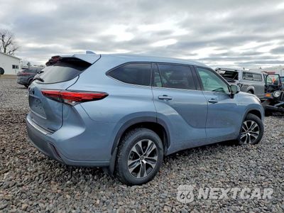 Trzecie zdjęcie samochodu z tyłu: 2022 TOYOTA HIGHLANDER XLE VIN:5TDGZRBH1NS178922 - miniatura