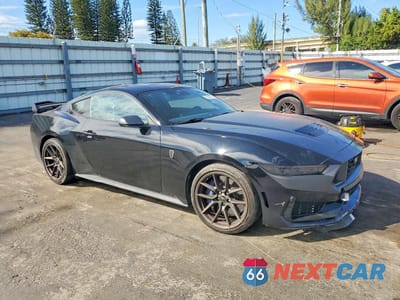 Czwarte zdjęcie samochodu z boku: 2024 FORD MUSTANG DARK HORSE VIN:1FA6P8R00R5506716 - miniatura