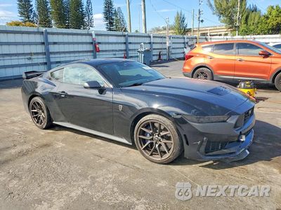 Czwarte zdjęcie samochodu z boku: 2024 FORD MUSTANG DARK HORSE VIN:1FA6P8R00R5506716 - miniatura