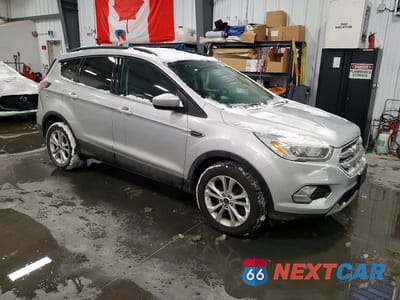 Czwarte zdjęcie samochodu z boku: 2017 FORD ESCAPE SE VIN:1FMCU9G92HUA00284 - miniatura