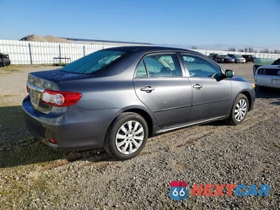 Trzecie zdjęcie samochodu z tyłu: 2013 TOYOTA COROLLA BASE VIN:2T1BU4EE7DC960890 - miniatura
