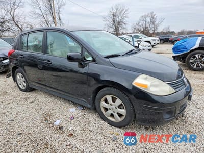 Czwarte zdjęcie samochodu z boku: 2006 NISSAN VERSA VIN:3N1BC13E18L354611 - miniatura