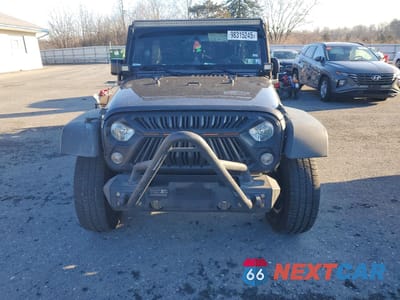 Piąte zdjęcie samochodu w środku: 2017 JEEP WRANGLER UNLIMITED SPORT VIN:1C4HJWDG9HL660929 - miniatura