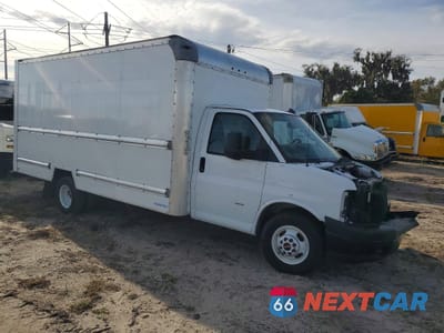 Czwarte zdjęcie samochodu z boku: 2022 GMC SAVANA CUT - Box Truck VIN:7GZ37TC75NN010524 - miniatura