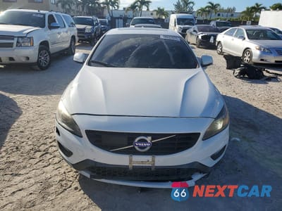 Piąte zdjęcie samochodu w środku: 2017 VOLVO S60 DYNAMIC VIN:YV140MTL6H2439096 - miniatura