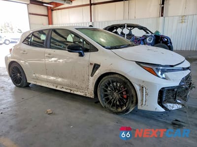 Czwarte zdjęcie samochodu z boku: 2025 TOYOTA GR COROLLA CORE VIN:JTNABAAE1SA022516 - miniatura