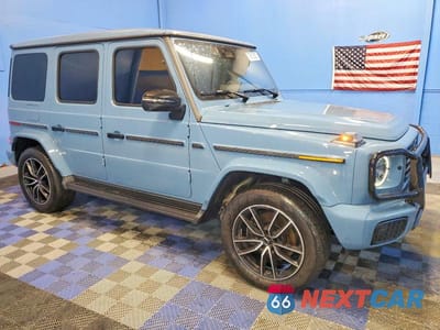 Czwarte zdjęcie samochodu z boku: 2025 MERCEDES-BENZ G 550 VIN:W1NWH1AB8SX003000 - miniatura