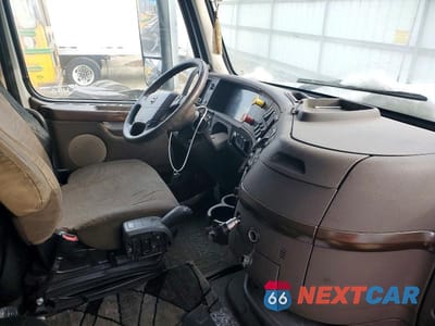 Piąte zdjęcie samochodu w środku: 2018 VOLVO VNL SEMI TRUCK VIN:4V4NC9EH8JN893771 - miniatura