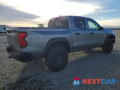 Trzecie zdjęcie samochodu z tyłu: 2026 CHEVROLET COLORADO TRAIL BOSS VIN:1GCPTEEK3T1101643 - miniatura