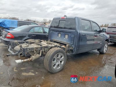 Trzecie zdjęcie samochodu z tyłu: 2021 RAM TRUCKS 1500 BIG HORN/LONE STAR VIN:1C6SRFMTXMN546181 - miniatura